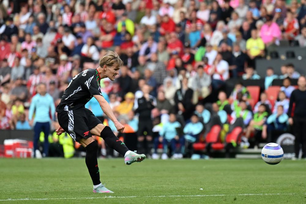 奎因27分8篮板，徐杰25分11助攻，广东男篮93-106惜败山西